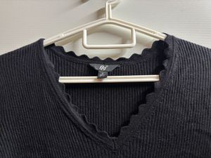 Chic Black Ribbed V-Neck Top