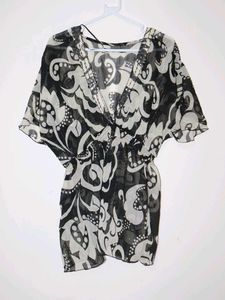 Chic patterned Black-n-white blouse