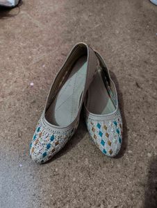 Embroidered Flat Juttis