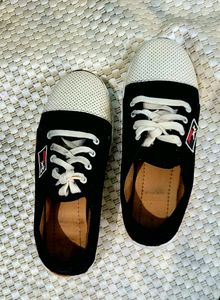 New trendy pair of sneakers(Size6)