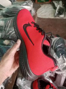 NEW NO USED SPORTS SHOES FOR MEN.