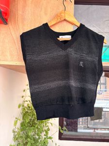 Sleek Black V-Neck Sleeveless Knit Top