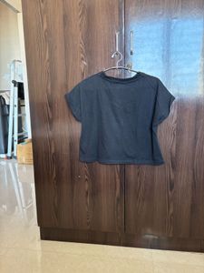 Crop Top,  Black Graphic Print Te
