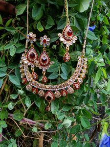 Price drop!!!!!BEAUTIFUL NECKLACE WITH EARINGS AND MANG TIKKA AND ALSO KAMAR BANDH