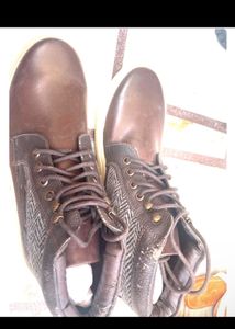 Provague Shoe Peeling On Top High Neck
