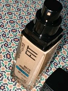 Maybelline New York Fit Me Foundation - Shade 220