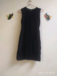 Plain Black. Middie