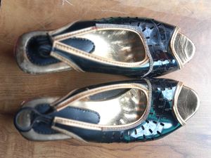 Stylish Black &amp; Gold Peep-Toe Flats