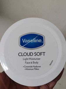 Vaseline Cloud Soft Light Moisturiser