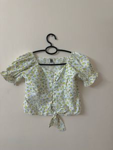 “Elegant Floral Top – Fresh and Feminine Style”