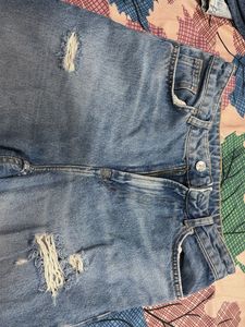 H&amp;M baggy blue ripped jeans perfect for summers