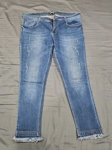 Distressed Frayed Hem Jeans