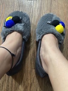Women Sandel Fur Soft Material International Made In China 240 Size