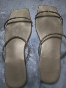 Black And Golden Filphlop Flat Slippers