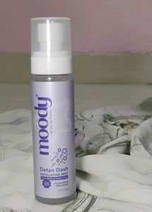 Moody Detan Dash Exfoliating Mist