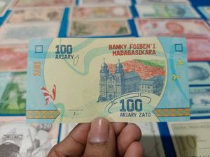 Madagascar 100 Ariary Note UNC🌎 Foreign Currency