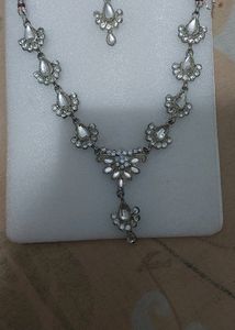 beautiful  necklace  and mangtika