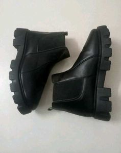 ✨ Chunky Black Chelsea Boots✨