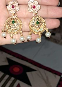 Elegant Gold Tone Floral Necklace