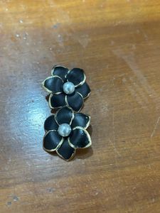 Chic Black Flower Pearl Earrings