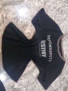 💗a black crop t shirt💗
