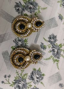Exquisite Black & Pearl Stud Earrings
