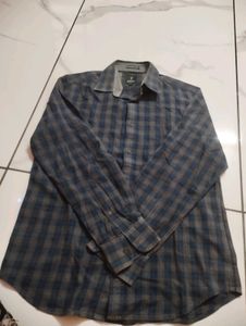 Men's Plaid Button-Down Shirt(like new)