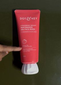 DOT &amp; KEY Strawberry Bright Face Wash