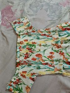 I'm selling a cute middi dress l