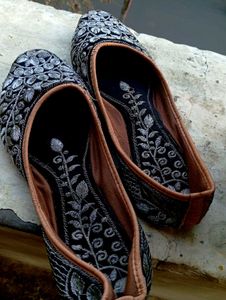 BLACK EMBROIDERY JUTTI/BELLIES🎉