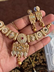 Exquisite Kundan & Pearl Necklace Set