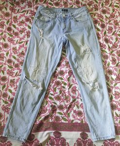 A blue boyfriend jeans