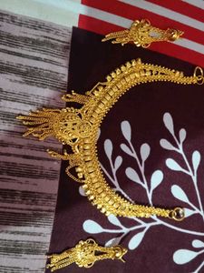 Elegant Golden Necklace and Earrings Set