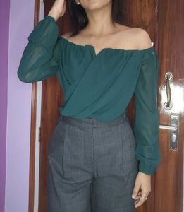 Guess Off shoulder crop Top