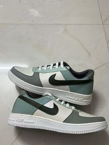 SIZE 10 Stylish Nike Air Sneakers