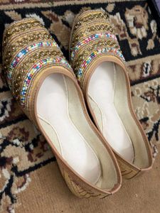 Embellished Golden Juttis