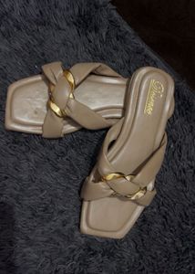 Stylish Flat Sandals with Gold Chain Accent