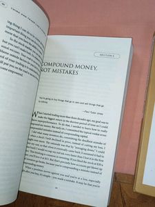 Trading &amp; Investing Like Warren Buffett 2 Books Se