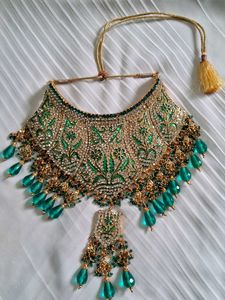 Exquisite Emerald & Crystal Necklace Set