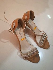 Footin Tan &amp; Gold Heels - Size 5