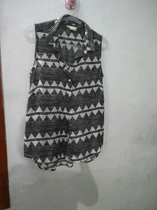 Geometric Print Sleeveless Collared Top