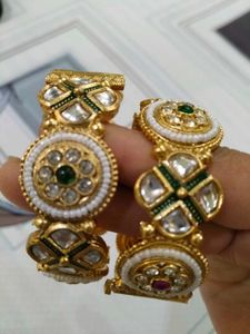 Exquisite Kundan &amp; Pearl Bangle Set