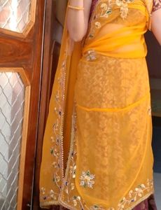 lehnga with chunri