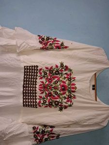 Elegant White Kurta with Floral Embroidery