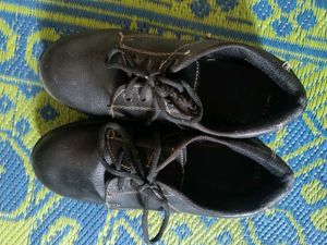 Classic Black Leather Lace-Up Shoes
