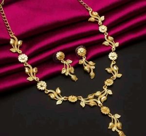 Brand new Elegant Gold-Tone Floral Necklace & Earr