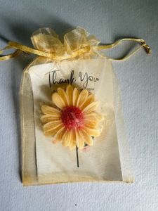daisy candle with organza bag
