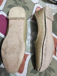 Sparkling Gold Ethnic Jodhpuri Mojaris