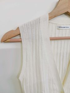 Chic White Sleeveless V-Neck Vest