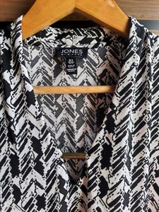 Chic Sleeveless Black &amp; White Print Top